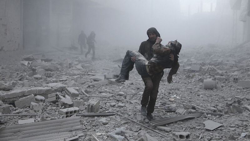 Al menos 23 muertos en un ataque aéreo de fuerzas rusas en la región siria de Guta Oriental