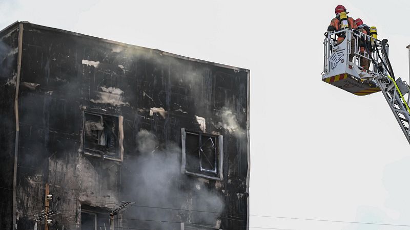 Un aparatoso incendio obliga a desalojar dos bloques de viviendas en Castelln de la Plana y deja cuatro heridos leves