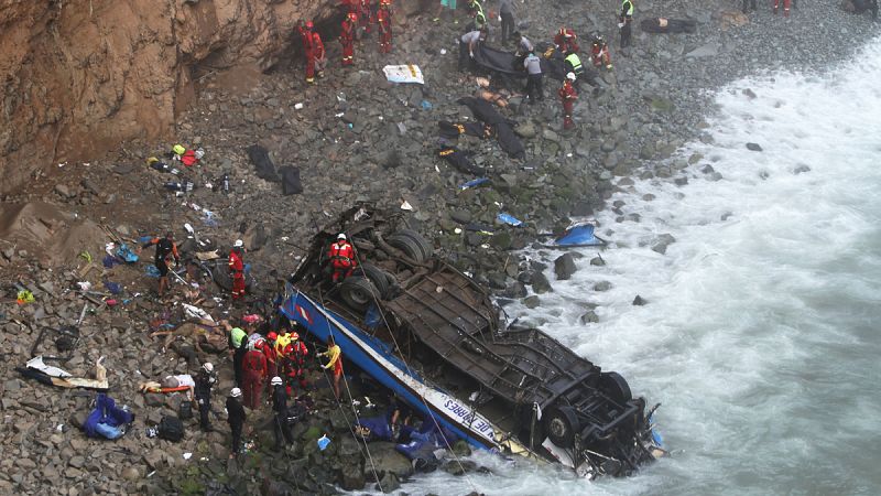 Asciende a 51 la cifra de fallecidos en el accidente de autobús en Perú