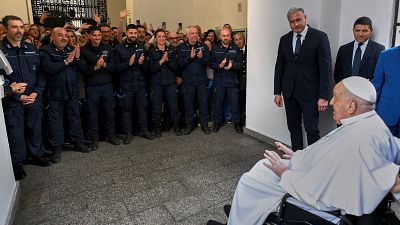 El Papa Francisco se rene con reclusos durante su visita a la penitenciara Regina Coeli en Roma el Jueves Santo, jueves 17 de abril de 2025.