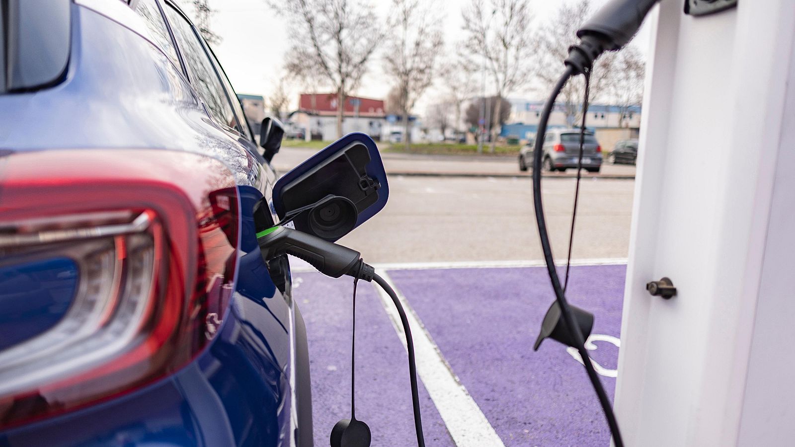 La planificación, la clave para los usuarios de coches eléctricos - Telediario 1 | Ver