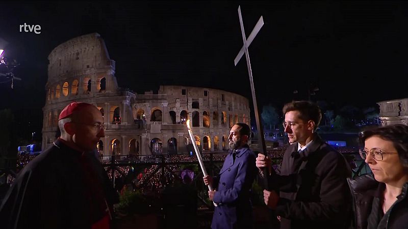 Las reflexiones del papa marcan el Vía Crucis de Roma desde el Coliseo, el tercero sin su presencia