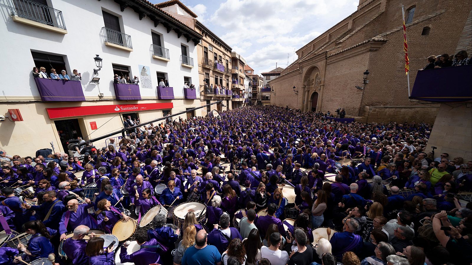 Semana Santa 2025: Rompida de la hora y pasiones vivientes - Telediario 2 | Ver