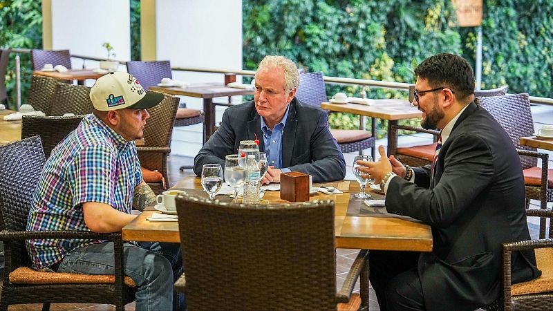 Un senador demócrata se reúne en El Salvador con Kilmar Abrego, el hombre deportado de EE.UU. por error