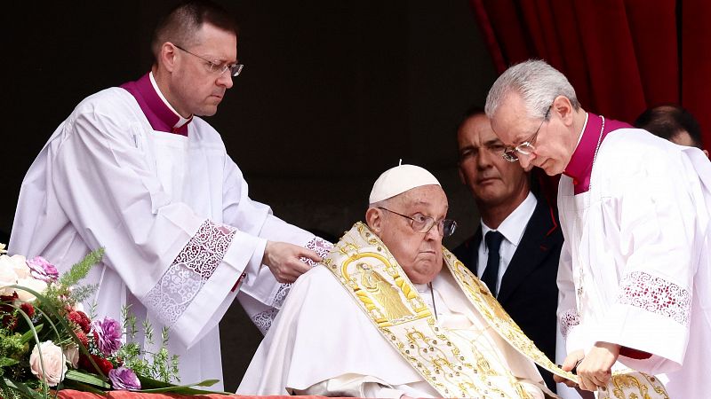El papa Francisco aparece en San Pedro para la bendición 'Urbi et Orbi': "Buena Pascua, hermanos y hermanas"