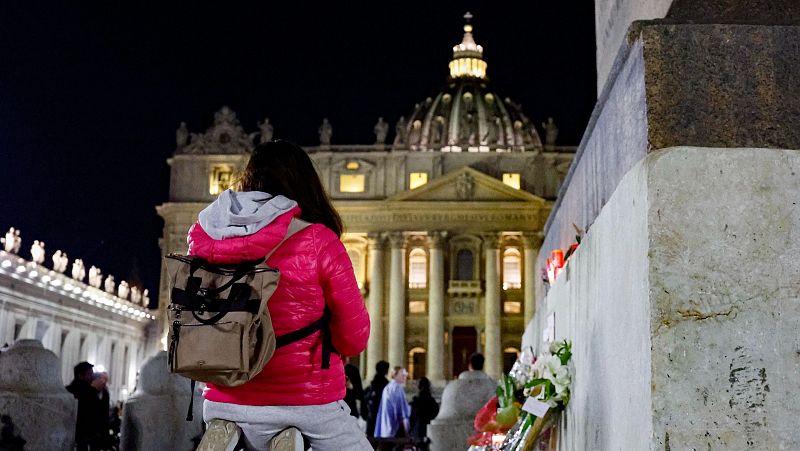 Miles de fieles celebran misas en todo el mundo tras la muerte del papa Francisco
