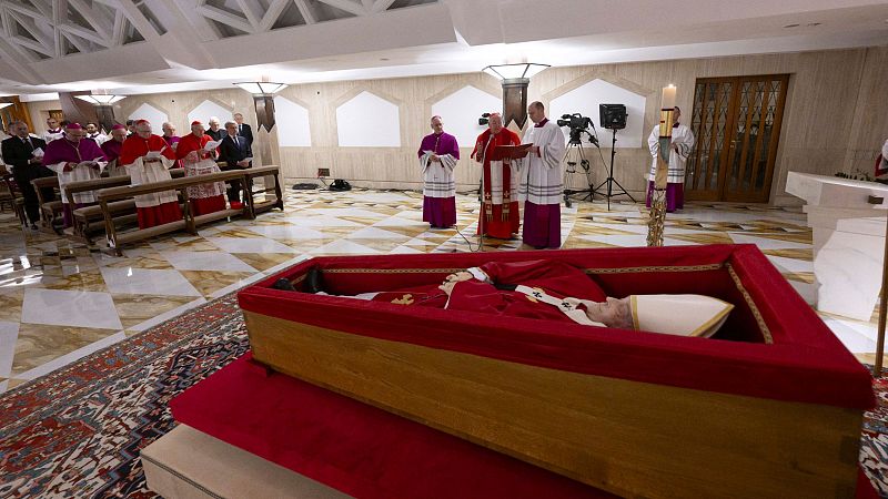 El Vaticano difunde las primeras imágenes del papa Francisco en el féretro
