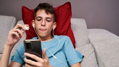 Pantallas y estereotipos: ¿qué imagen de la masculinidad se transmite a los jóvenes?
