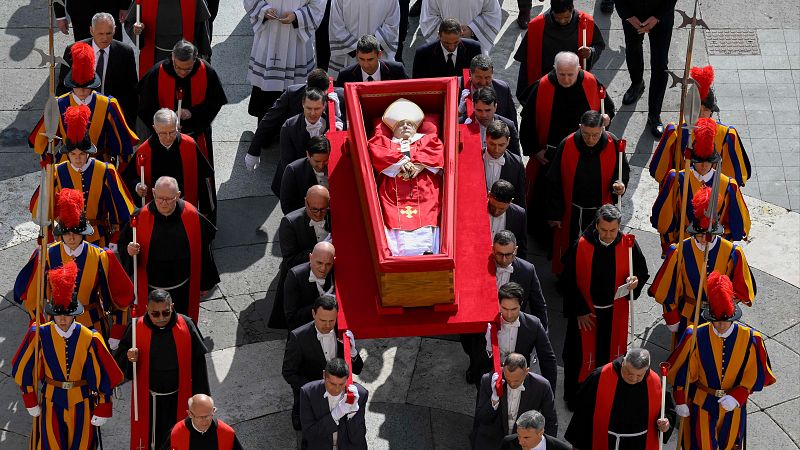 El féretro del papa es trasladado a la basílica de San Pedro para recibir el homenaje de los fieles