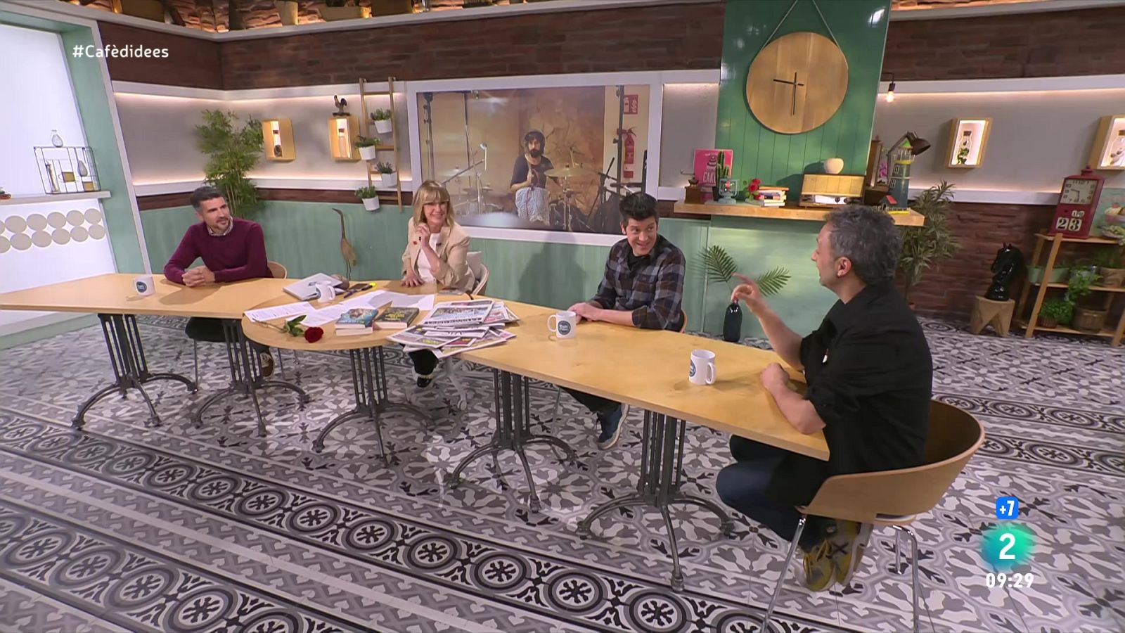 Els Amics de les Arts ens presenten el disc '20 anys d'Amics' - Cafè d'idees | Veure