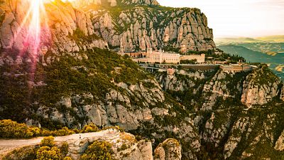 La serralada de Montserrat, tan reconeixible, un indret on podem trobar milers d'histries, llegendes i tresors d'art i cultura