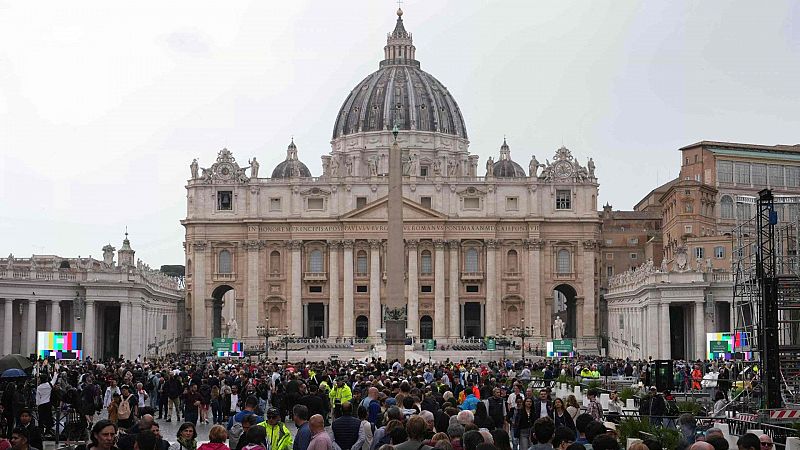 Hasta 90.000 fieles han pasado por la capilla ardiente para despedir al pontífice