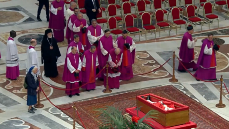 Una monja se salta el protocolo y se acerca al papa para despedirse de él a escasos metros