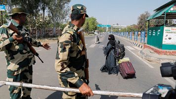mujer cruza la frontera de India con Pakistn