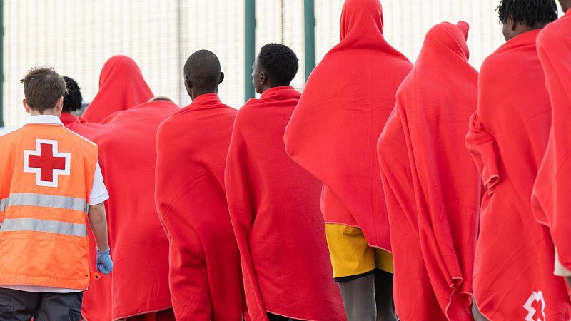 Salvamento Marítimo rescata a 50 personas de una neumática que pidió auxilio cerca de Fuerteventura