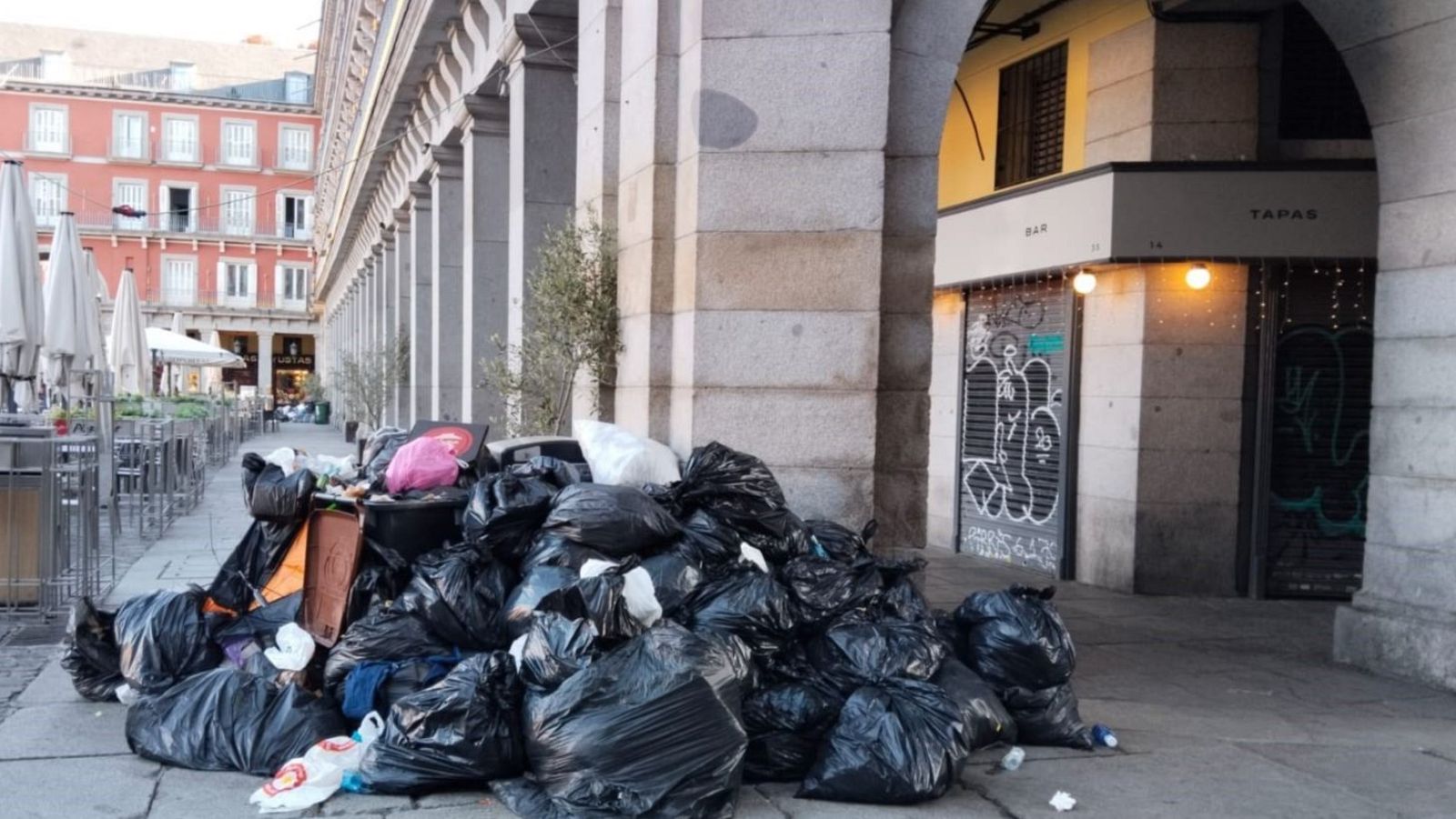 Quinto día de huelga de basuras en Madrid - Telediario 2 | Ver