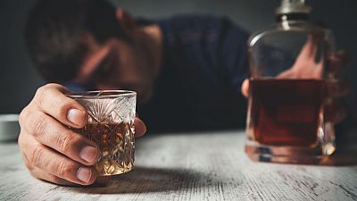 Del brindis al alcoholismo: la delgada línea entre celebrar y depender