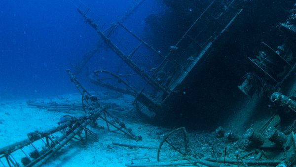 Aparecen los restos de un barco hundido en Barcelona