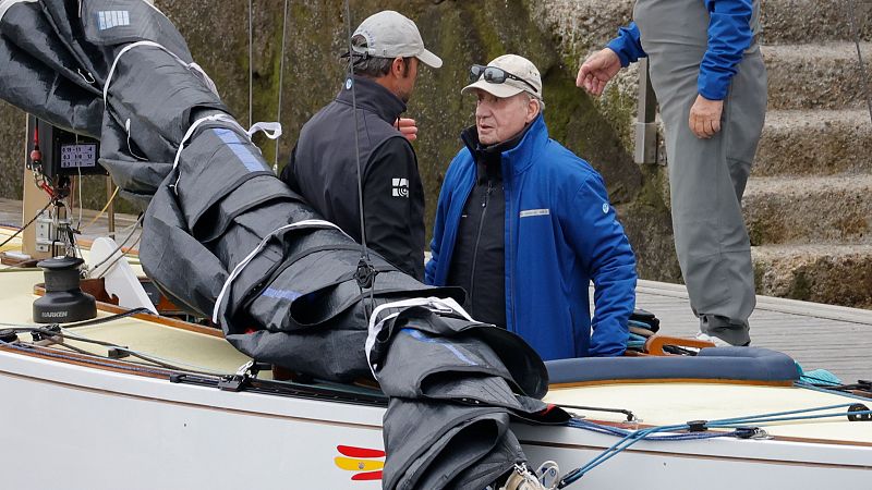 Juan Carlos I navega a bordo del 'Bribón' en su primera visita del año a Sanxenxo