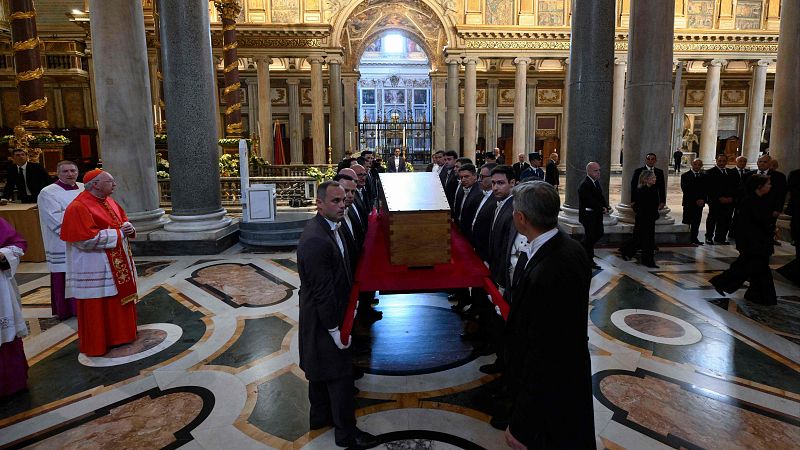 Del Vaticano al Coliseo: el cortejo fúnebre del papa Francisco recorre el corazón de Roma hasta Santa María la Mayor