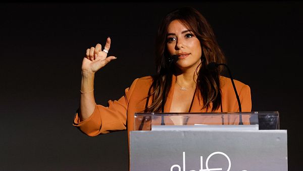 La actriz Eva Longoria atiende a la prensa antes de recoger el Premio Platino de Honor 2025.