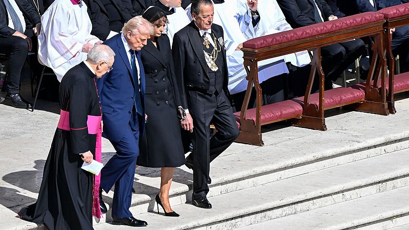 El 'no protocolo de Trump': ignora las directrices del Vaticano al no llevar traje oscuro en el funeral del papa