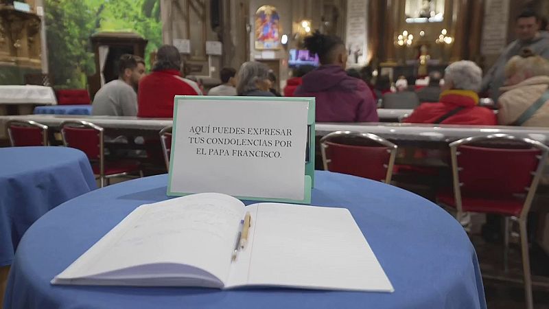 Despedir al papa a 1.300 kilómetros de Roma: "Gracias a él la Iglesia ha vuelto a su servicio original, amarse unos a otros"