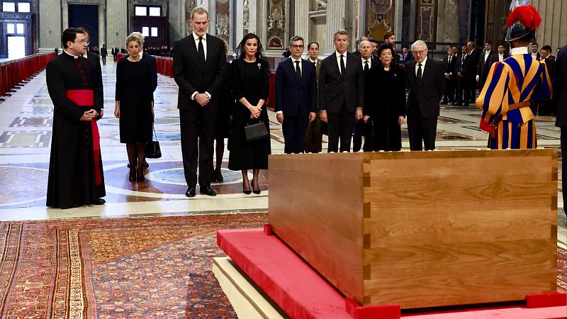 Los reyes despiden en el Vaticano al papa, acompañados de Díaz, Montero, Bolaños y Feijóo