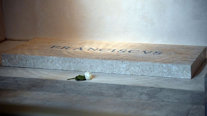 Sin adornos y al ras del suelo, la tumba de Francisco resalta por su humildad: "Agradezco la Iglesia que nos deja"