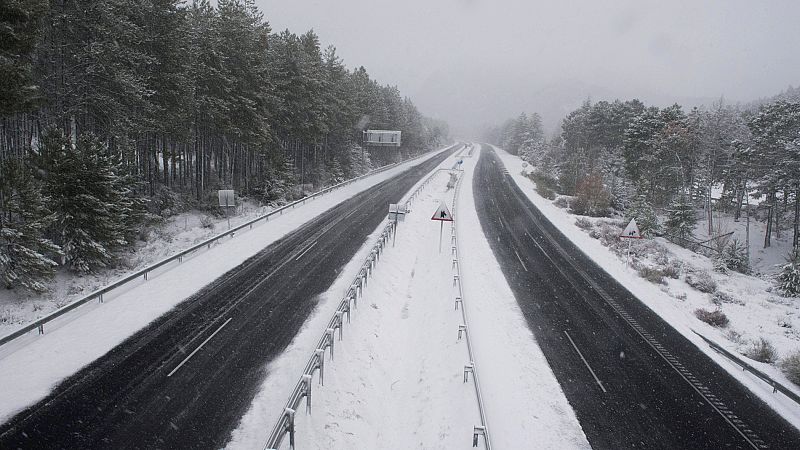 La nieve pone media España en alerta y corta varias carreteras
