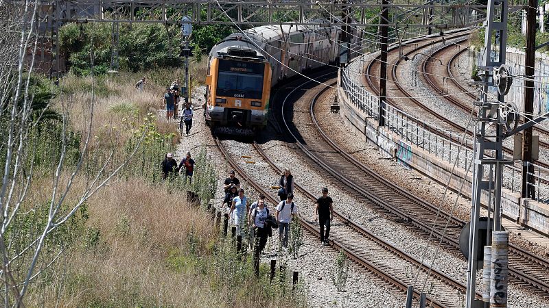 La estación de Atocha cerrada tras el apagón desconcierta a los viajeros: "Aquí la gente no sabe qué hacer"