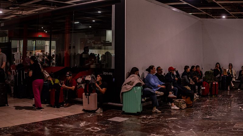 El apagón obliga a caminar durante horas para regresar a casa o dormir en estaciones: "Es imposible coger un autobús"