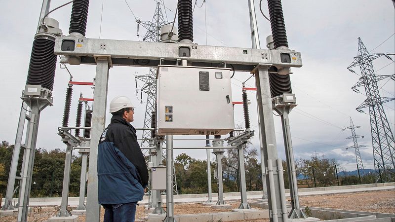 España, una "isla eléctrica" más vulnerable a los apagones: "Las interconexiones internacionales nos han salvado"