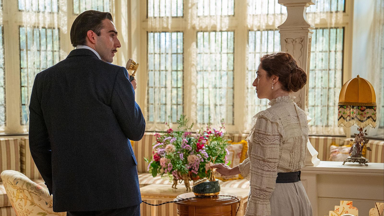 La Promesa - Eugenia aparece de pie ante Lorenzo - La promesa | Ver