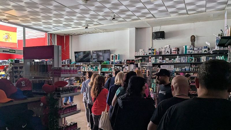 Kit de supervivencia en el bazar por el apagón: así fue la compra a contrarreloj de linternas, pilas y radios