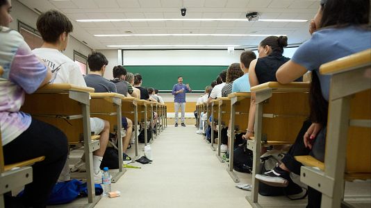 Estudiantes universitarios dando una clase