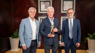 El actor Richard Gere recibe el Premio de Honor de los Premios Sant Jordi en un acto informal en el Hotel Casa Fuster