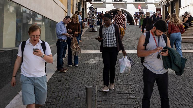 Las empresas de telefonía móvil recuperan paulatinamente sus servicios tras el apagón