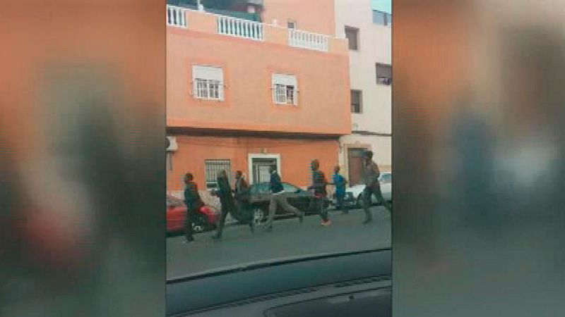 Más de 200 inmigrantes logran entrar en Melilla tras un "salto violento" a la valla