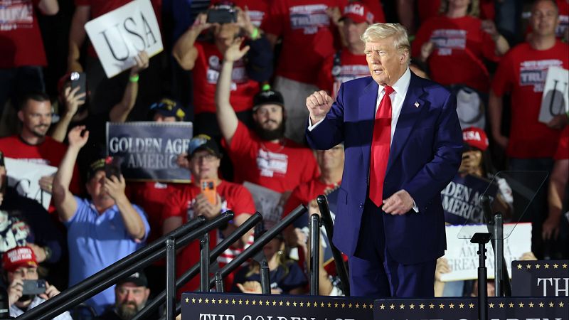 Trump celebra 100 días en el poder con un baño de masas en Míchigan: "Estoy poniendo a EE.UU. primero"