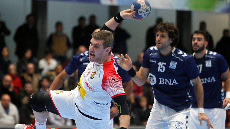 España supera a una correosa Argentina