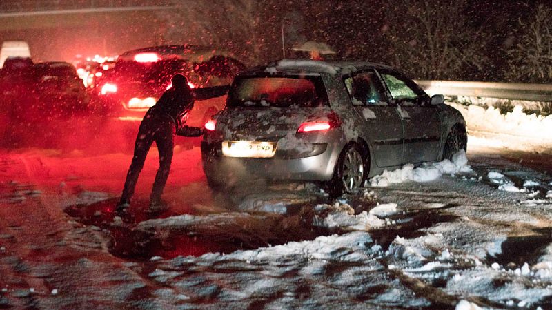 Miles de personas pasan la noche en las carreteras atrapadas por el temporal de nieve