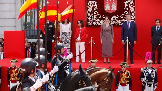 La presidenta de la Comunidad de Madrid, Isabel Díaz Ayuso (c), durante el acto cívico militar por el Dos de Mayo de 2023