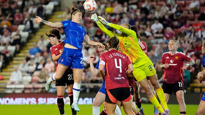 La federación inglesa prohíbe a las mujeres transgénero jugar en el fútbol femenino