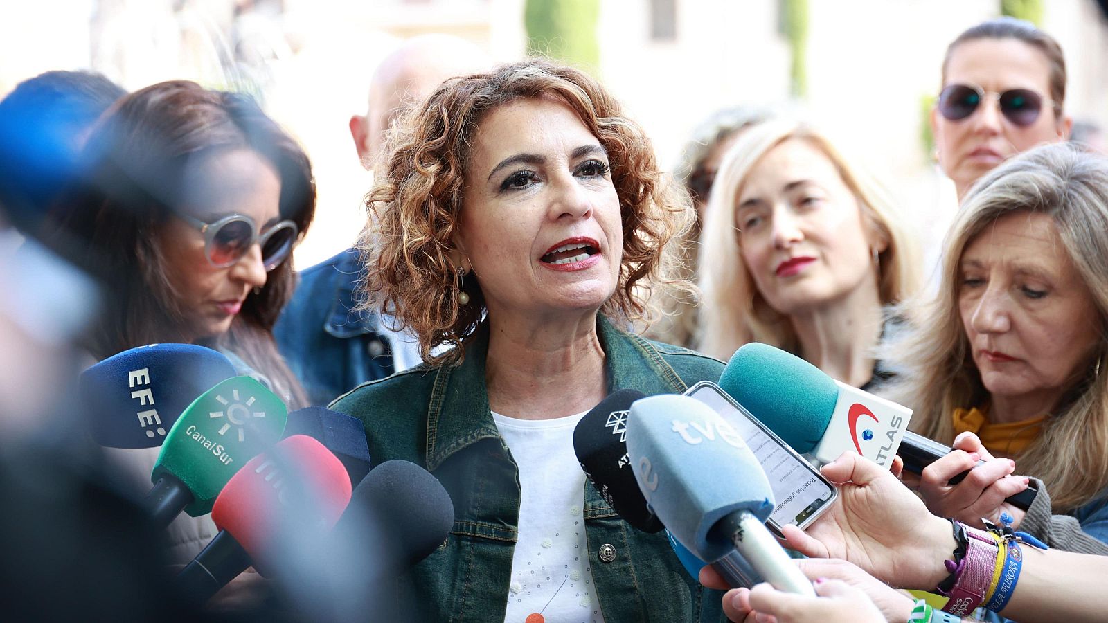 El Gobierno analizará "con rigor" la opa al Sabadell tras el visto bueno de la CNMC - Telediario Fin de Semana | Ver