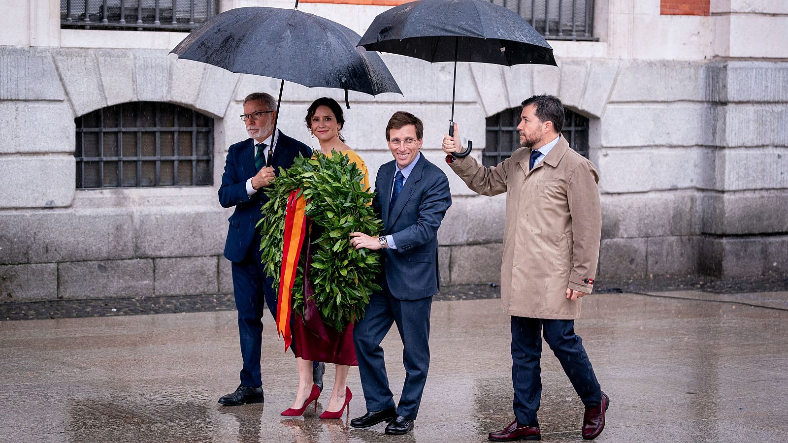 Cruce de reproches entre el Gobierno de Ayuso y la oposición en un Dos de Mayo pasado por agua | Ver