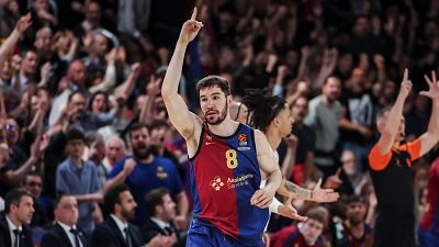 Darío Brizuela celebra una canasta en el Barcelona - Mónaco