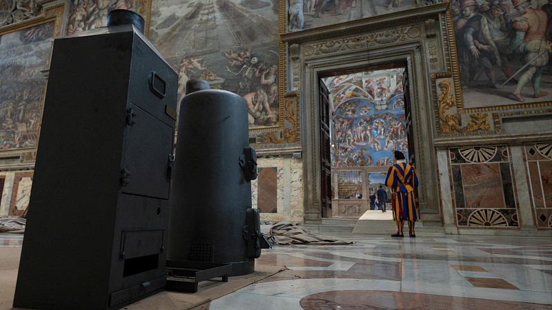 La Capilla Sixtina se prepara para iniciar el cónclave con la instalación de las estufas y las mesas de los cardenales