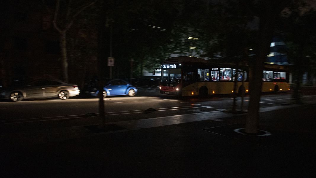 Un autobús de la línia 33 circula a les fosques pels carrers de Barcelona el dia de l'apagada general del 28 de abril
