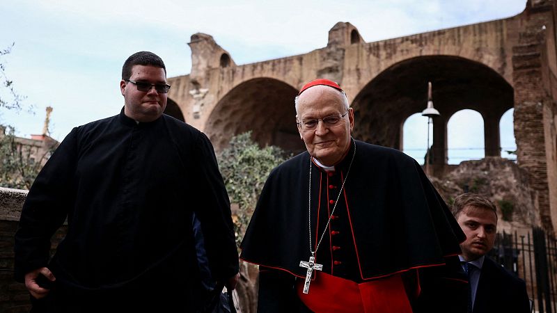 El cardenal Pter Erd a su llegada a la iglesia de Santa Francesca Romana